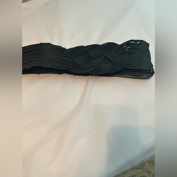 Black Medium belt. Back closure, with braid faux leather in front. - Picture 1 of 3